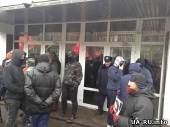 В Днепропетровске пикетировали милицию с требованием расследовать нападение на Чорновол