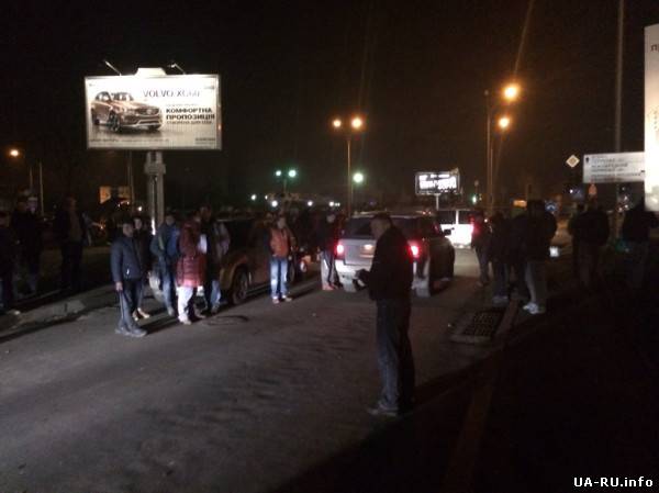 Протестующие блокируют аэропорт "Жуляны", не дают регионалам сбежать из Украины.