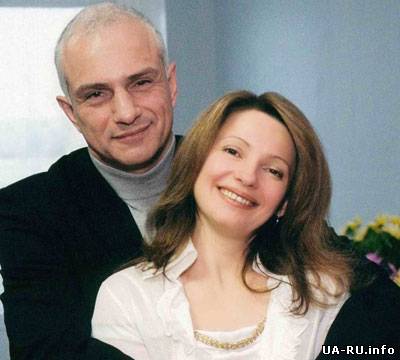Муж Тимошенко прилетел к жене и дочери в Днепропетровск