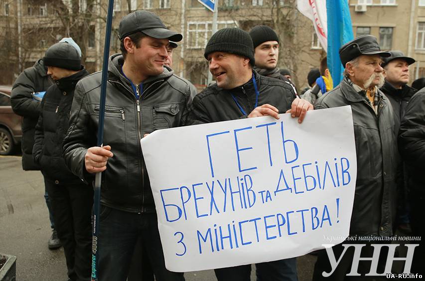 Активисты Майдана пикетируют МВД (Дополнено фото)