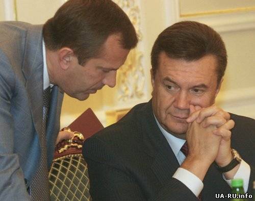 В.Янукович уехал из Рады вместе с А.Клюевым и Е.Лукаш