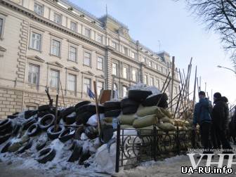 Коммунальщики разобрали баррикады возле Львовской ОГА