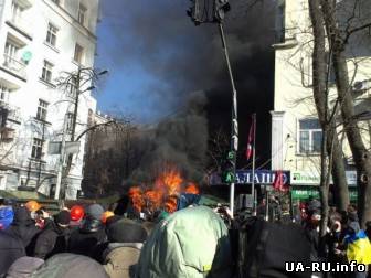 Активисты пытаются прорваться к ВР через офисы на Шелковичной