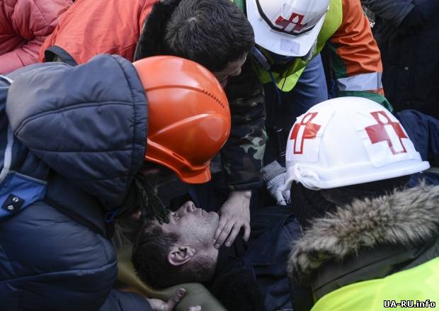 Снайпер стреляет по медикам, которые выносят раненых с Майдана