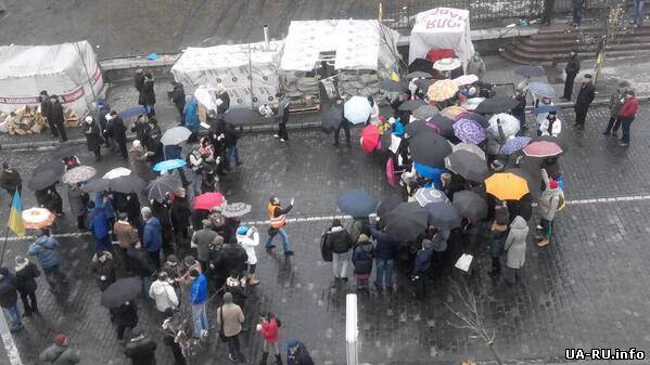 На Майдане прошла акция в поддержку телеканала Дождь: видео
