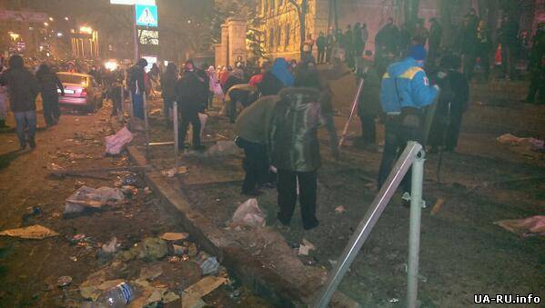 Протестующие выложили ул. Грушевского кучками брусчатки на случай наступления "Беркута"
