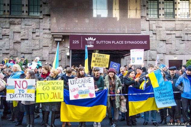 Украинцы в Нью-Йорке в связи с убийствами в Киеве пикетировали ООН