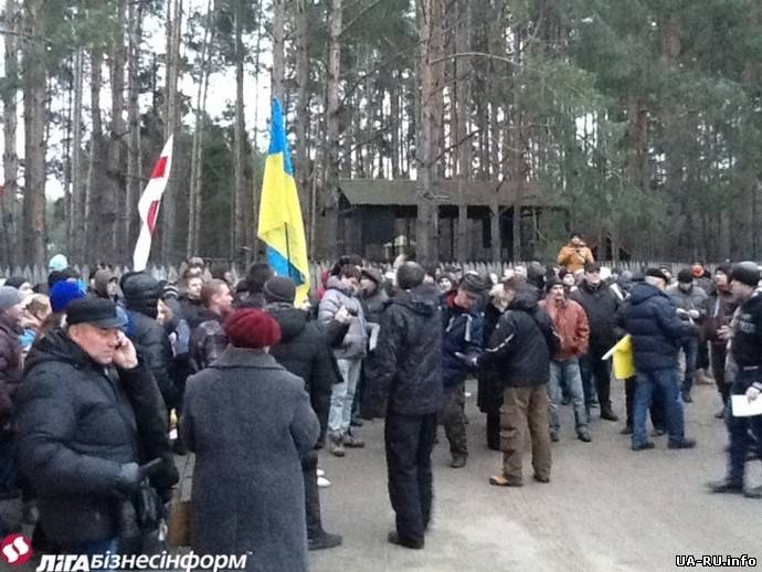 Загородный дом Захарченко пикетировали активисты