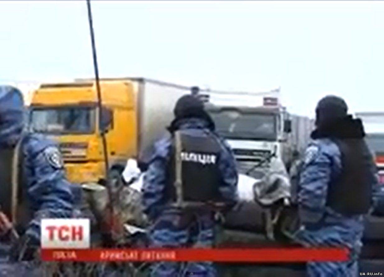 Дороги в Крым перекрыли боевики с российскими флагами (видео)