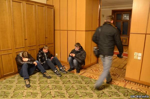 Актививисты освободили здание Львовской ОГА
