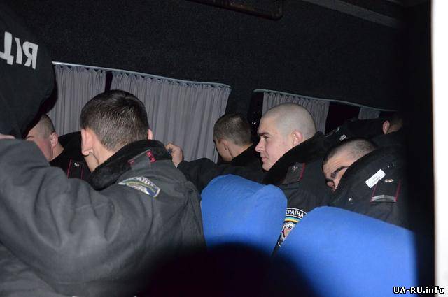 На трассе Одесса-Киев народ захватил и сжег автобус с "титушками" и автобус с солдатами ВВ