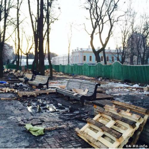 После "антимайдана" Мариинский парк похож на свалку