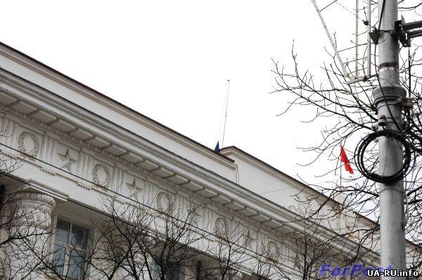 В Крыму со здания Севастопольского горсовета сорвали флаг Украины