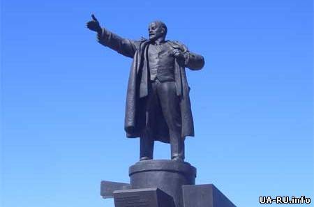 Житомирские ученые просят власти убрать Ленинов в музей