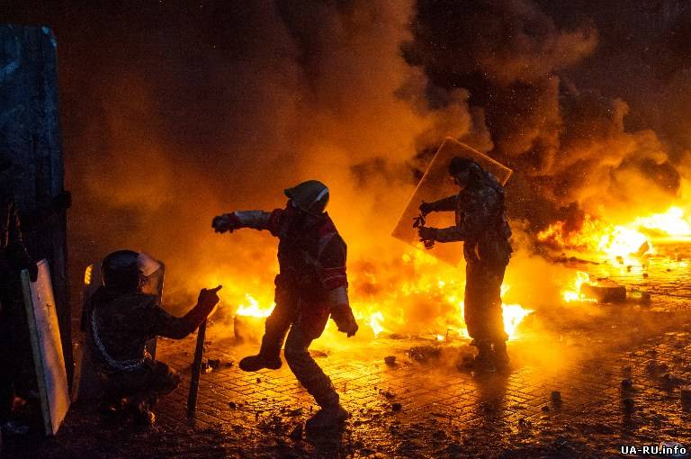 На Грушевского в Киеве снова полетели светошумовые гранаты