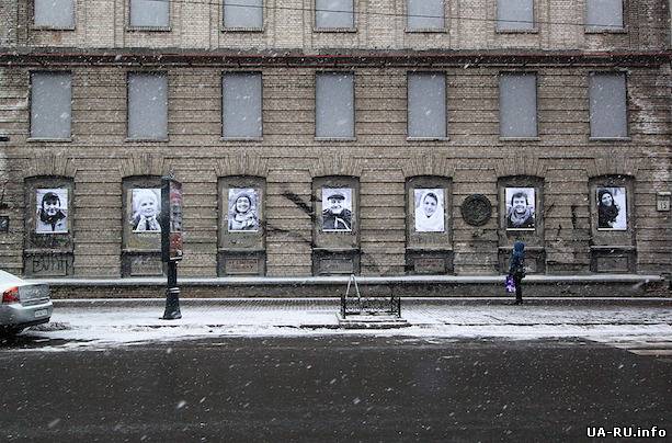 В Киеве на улице появилась галерея портретов демонстрантов Евромайдана