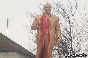 Памятник Ленину в Борисполе облили краской