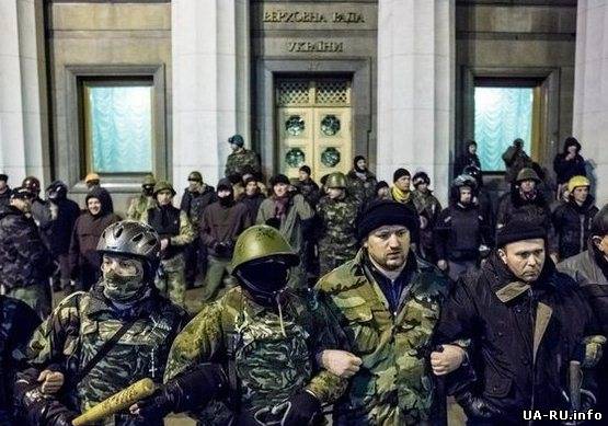 Активисты требуют от А.Парубия и Д.Яроша запретить открыто носить оружие на Майдане
