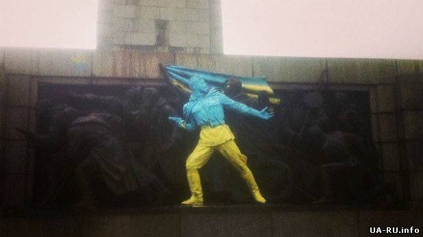 В Болгарии разрисовали памятник воинам красной армии в желто-голубой цвет