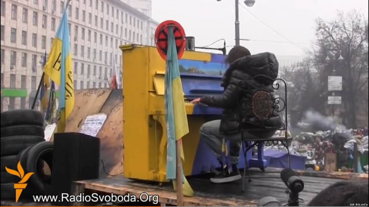 На баррикадах в Киеве сыграли на фортепиано