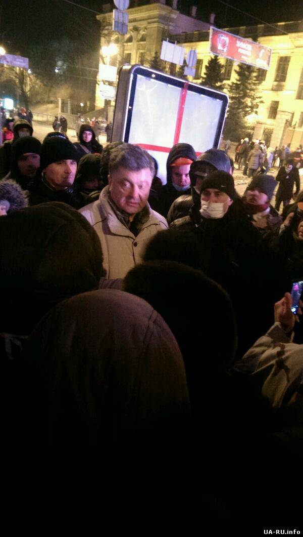Порошенко пришел на ул. Грушевского и призвал людей расходиться