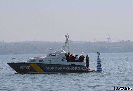 В Крыму отряд Погранслужбы Украины окружили вооруженные люди