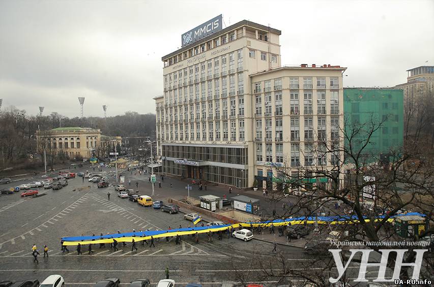 По центру Киева пронесли 30-метровый флаг Украины