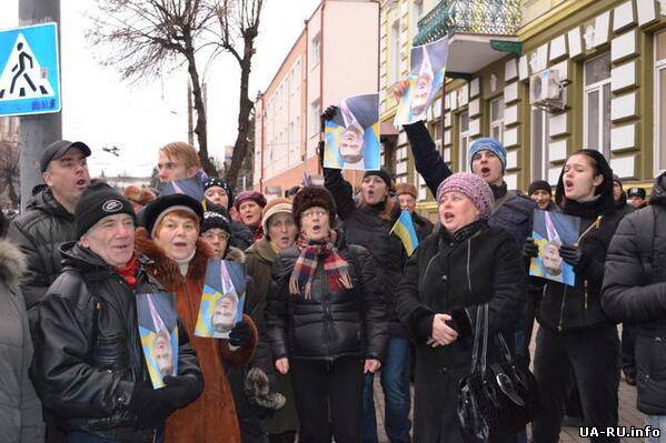 "Сажайте и нас", в Луцке тоже "перевернули" Януковича