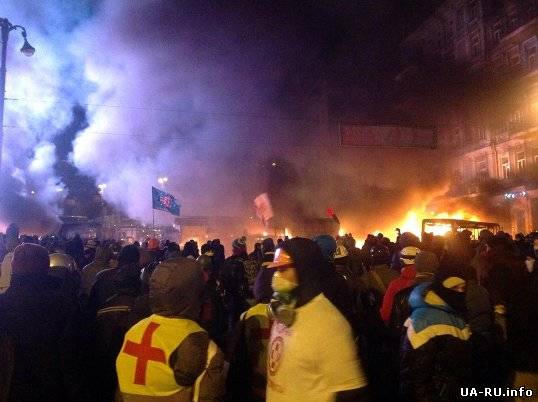 Активистов и силовиков на Грушевского до сих пор разделяет огонь и дым