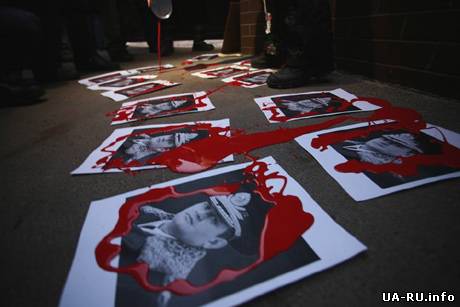 Портреты Захарченко под его домом облили красной краской