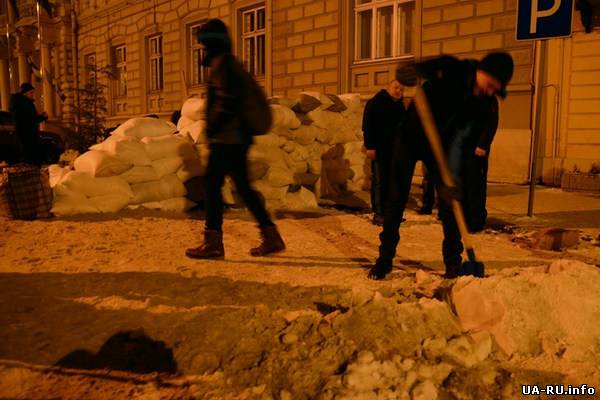 Народная самооборона заявила, что Львовскую ОГА и баррикады освободят после команды из Киева