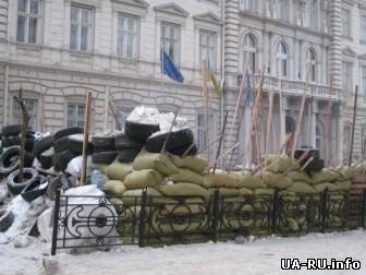 Во Львове укрепляют подтаявшие баррикады возле Львовской ОГА