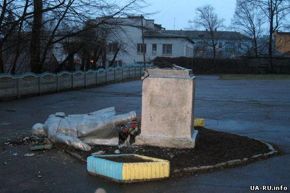 Еще один памятник Ленину с помощью веревок снесли на Житомирщине