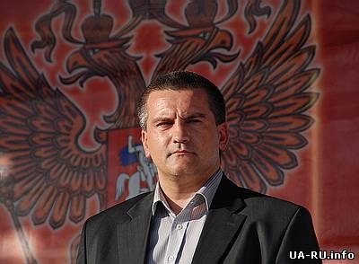 Крымский премьер заявил, что будет подчиняться только Януковичу