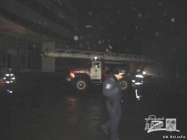 Во время пожара в Харькове, пытаясь спастись, люди выпрыгивали из окон горящего помещения 18+