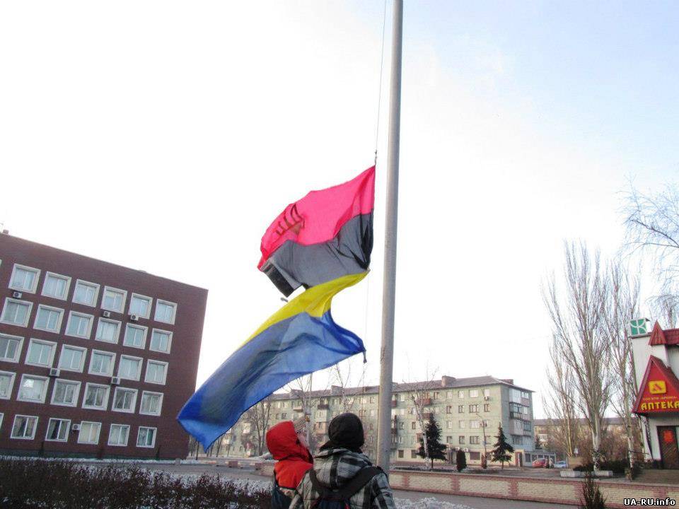"Свобода" направила всем мэрам областных центров Украины красно-черные флаги
