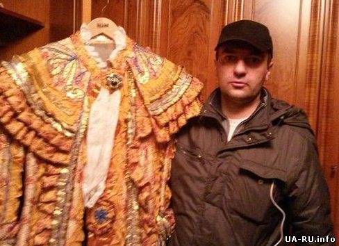 В шкафу у Януковича обнаружили карнавальную одежду