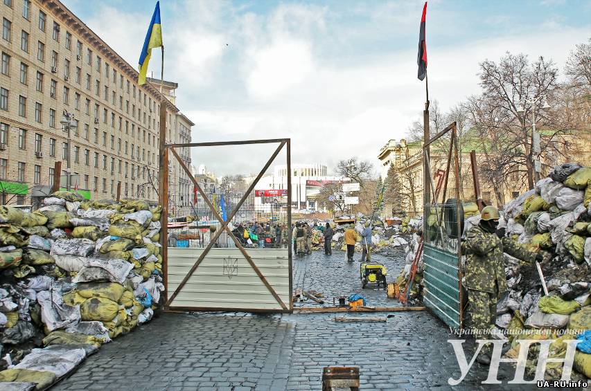 На баррикаде на Грушевского установили КПП с металлическими воротами