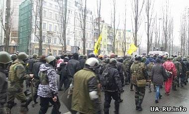 Участники Майдана и самообороны идут шествием по центру Киева