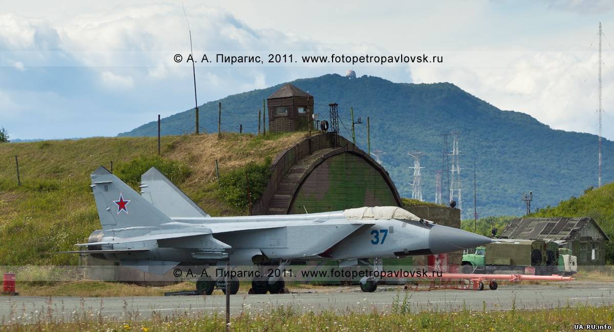 В Крыму захватывают уже военные аэродромы
