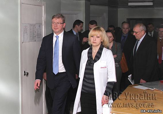 Фюле посетил центральный госпиталь МВД Украины