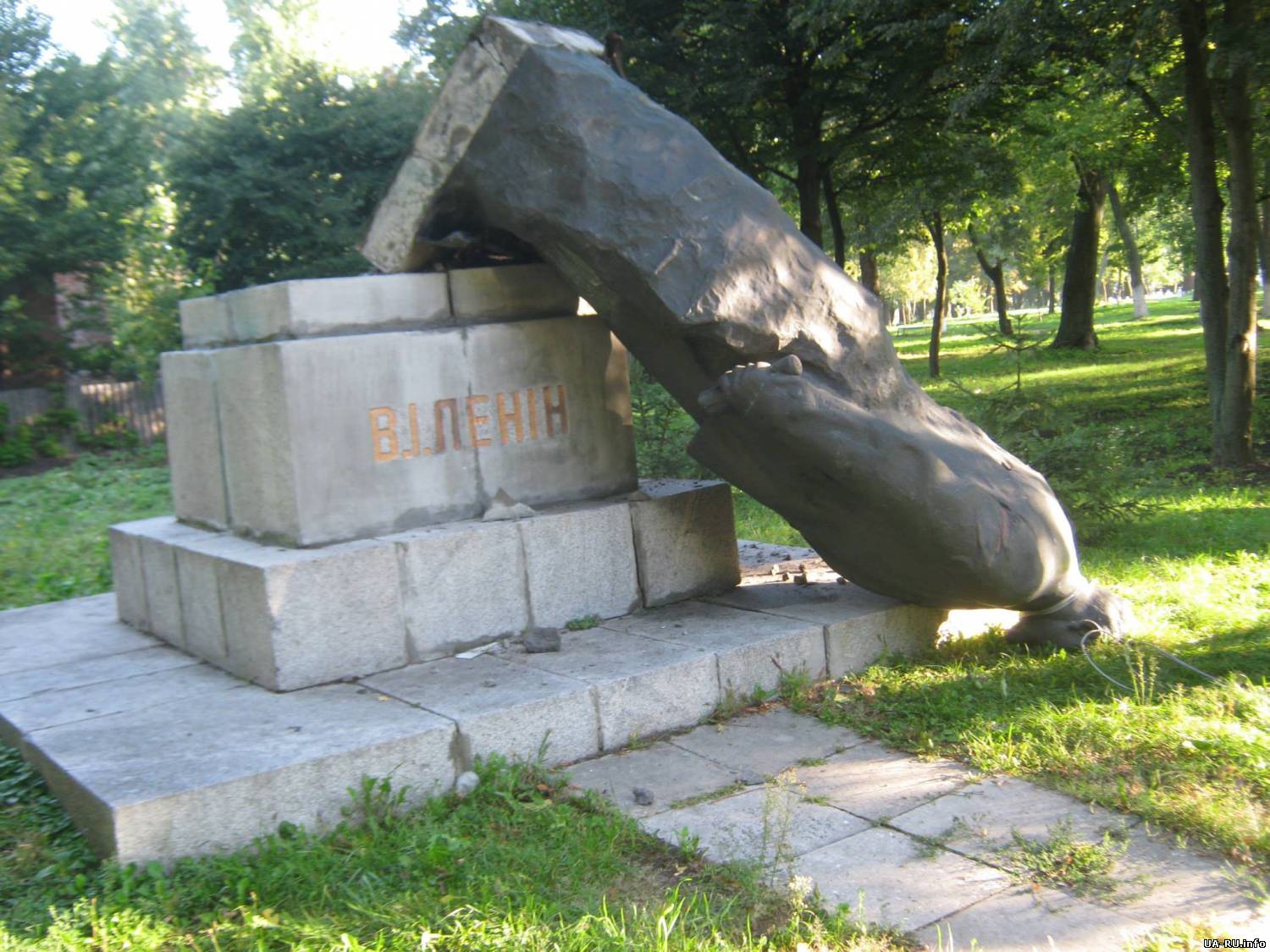 На территории бердичевской школы повалили памятник Ленину