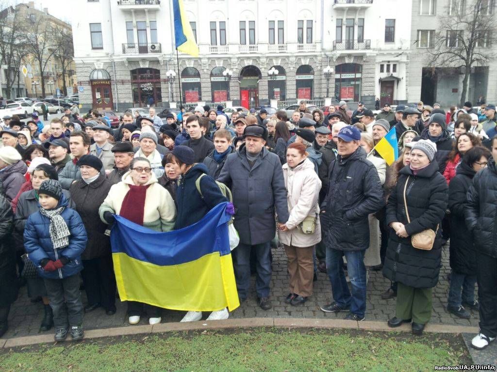 Жители Харькова подарили Кернесу петуха, совесть и конституцию