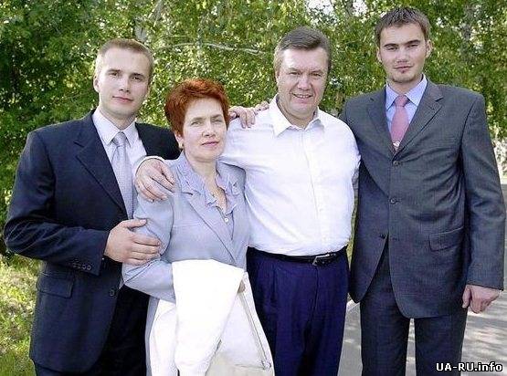 Янукович уже в России. Оба сына с ним