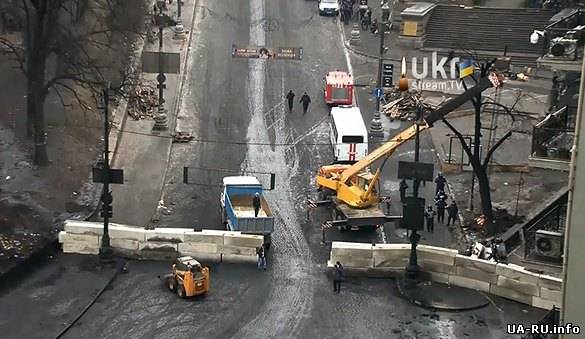 Милиция строит баррикады на Грушевского