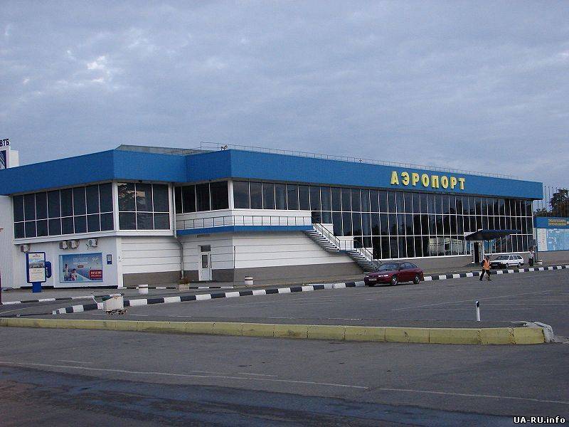 Аэропорты Симферополя и Севастополя захвачены вооруженными людьми