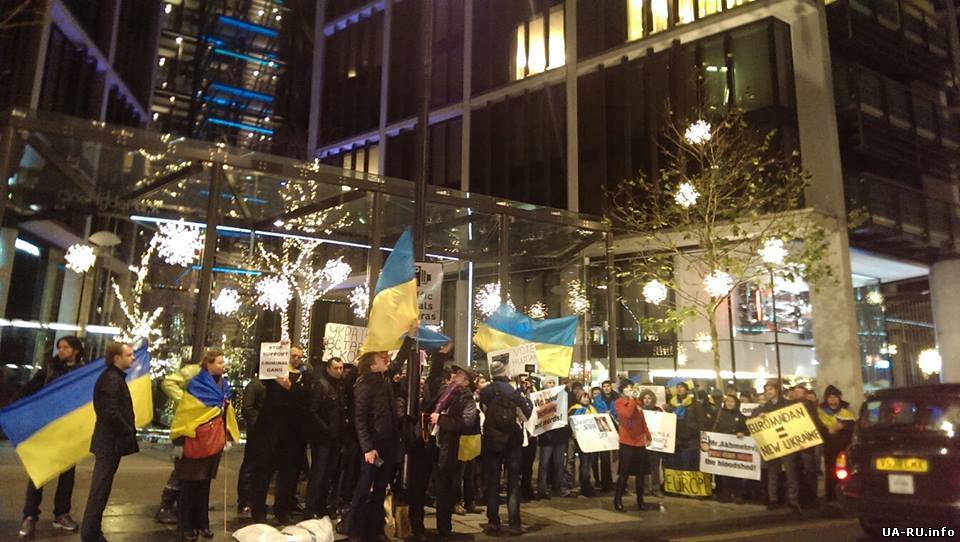 В Европе украинцы пикетировали квартиру Ахметова и посольства России