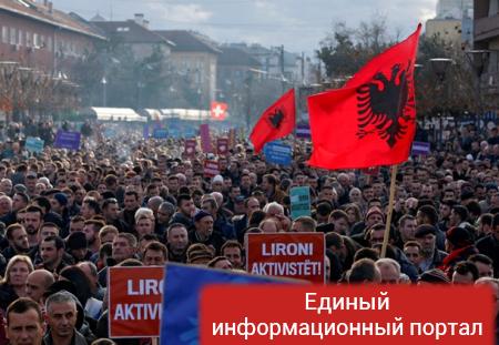 Тысячи протестующих в Косово подожгли парламент
