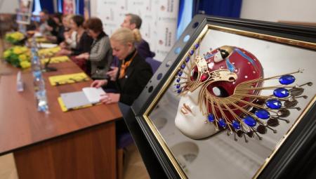 Мединский: Минкульт не будет закрывать фестиваль "Золотая маска"