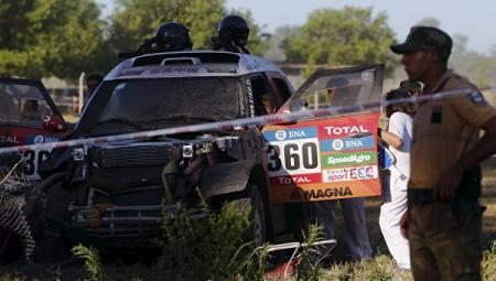 Автомобиль врезался в зрителей на "прологе" ралли "Дакар"